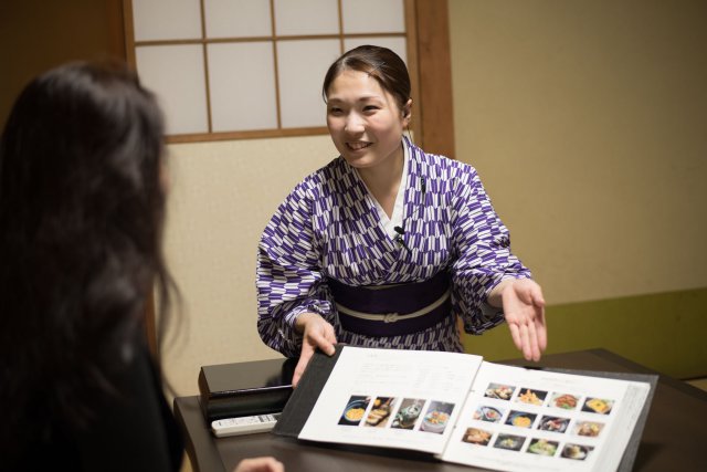 笑顔でお客様対応をするスタッフ