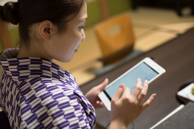 タブレットで情報を確認するスタッフ